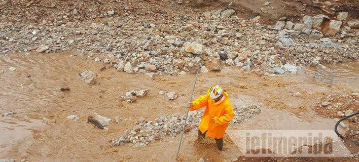 Θεομηνία στη Δυτική Αττική: Με κοντάρια ψάχνουν στη λάσπη για αγνοούμενους – Βρέθηκε 1 ζωντανός
